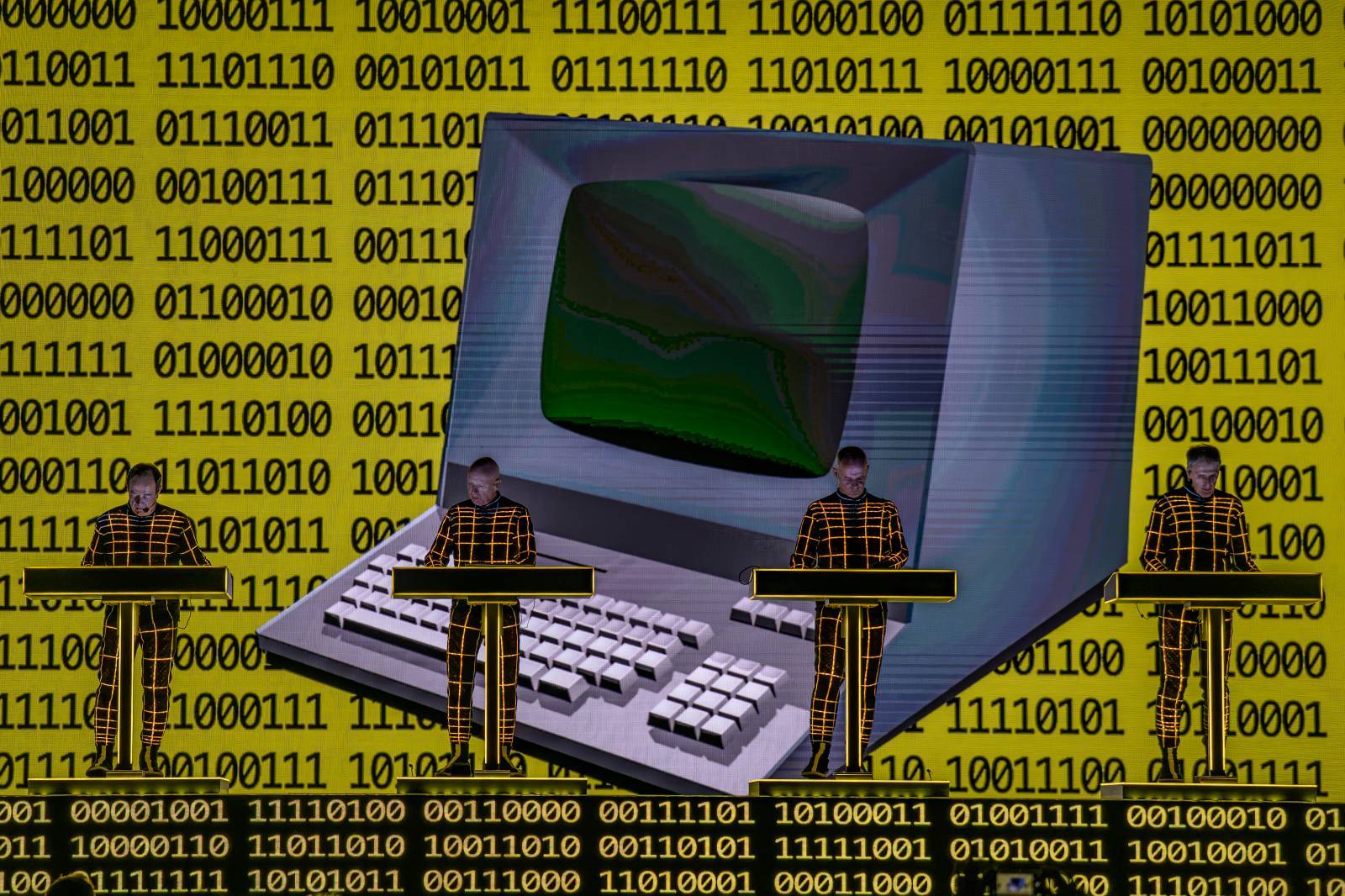 LIVE: Elektrárna v Karlíně aneb Kraftwerk po sedmi letech zpátky v Praze. Dokonalá estetika s nadpozemským zážitkem