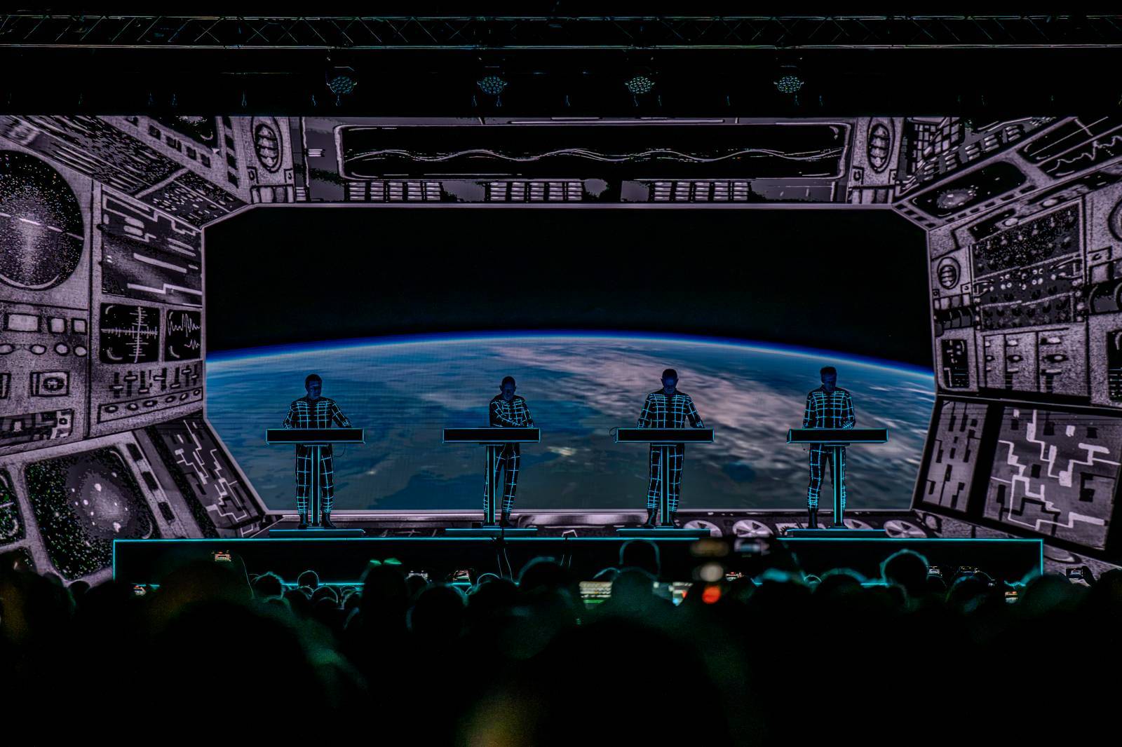 LIVE: Elektrárna v Karlíně aneb Kraftwerk po sedmi letech zpátky v Praze. Dokonalá estetika s nadpozemským zážitkem