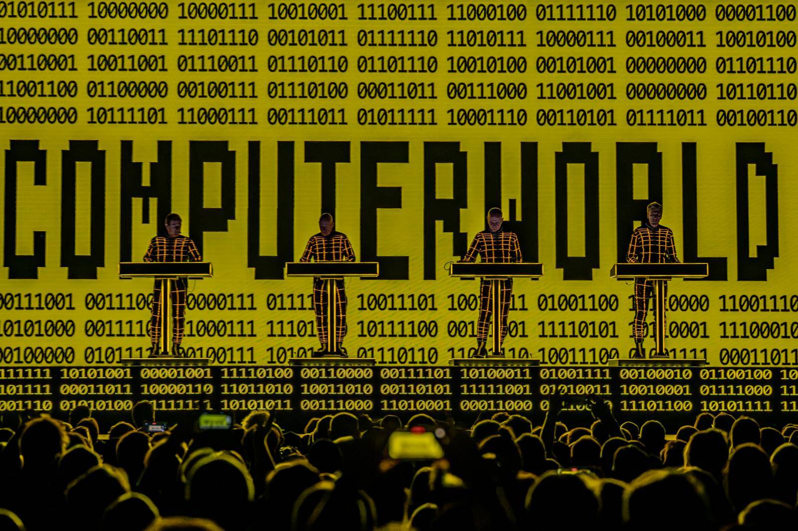 LIVE: Elektrárna v Karlíně aneb Kraftwerk po sedmi letech zpátky v Praze. Dokonalá estetika s nadpozemským zážitkem