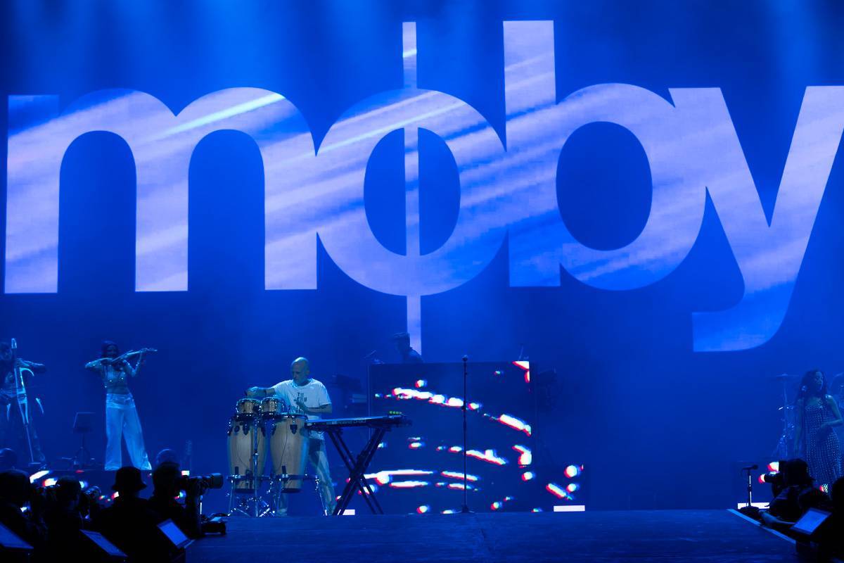 LIVE: Colours of Ostrava, den třetí. Festival přerušilo nepříznivé počasí. Moby básnil o Davidu Bowiem, Paris Paloma napsala milostný dopis všem ženám