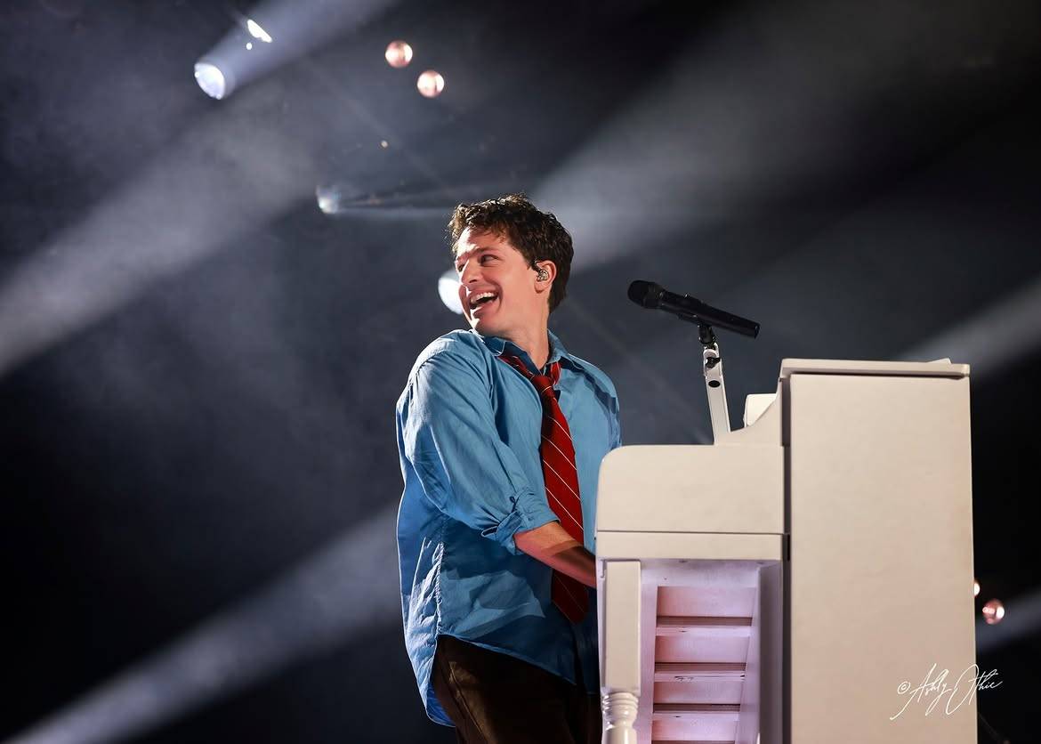 LIVE: Bez velkých efektů, přesto strhl celé Forum Karlín. Charlie Puth okouzlil Prahu promyšlenou show