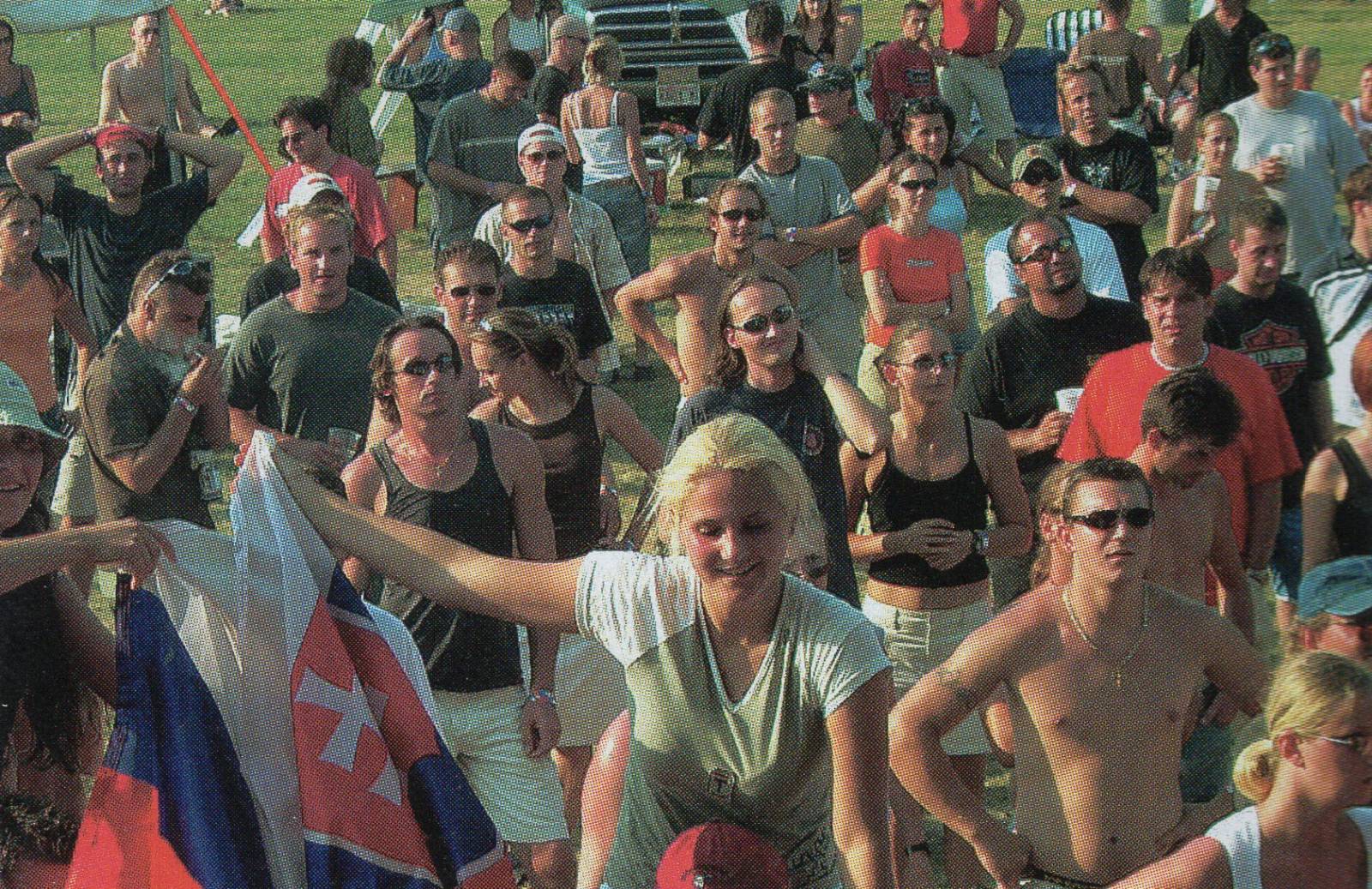 RETRO 2000 | Čtvrtý ročník CS Rockfestu: Kryštof a Chinaski doplatili na problém s vízy, do USA vyrazili i Kabát, Anna K. nebo Iné Kafe