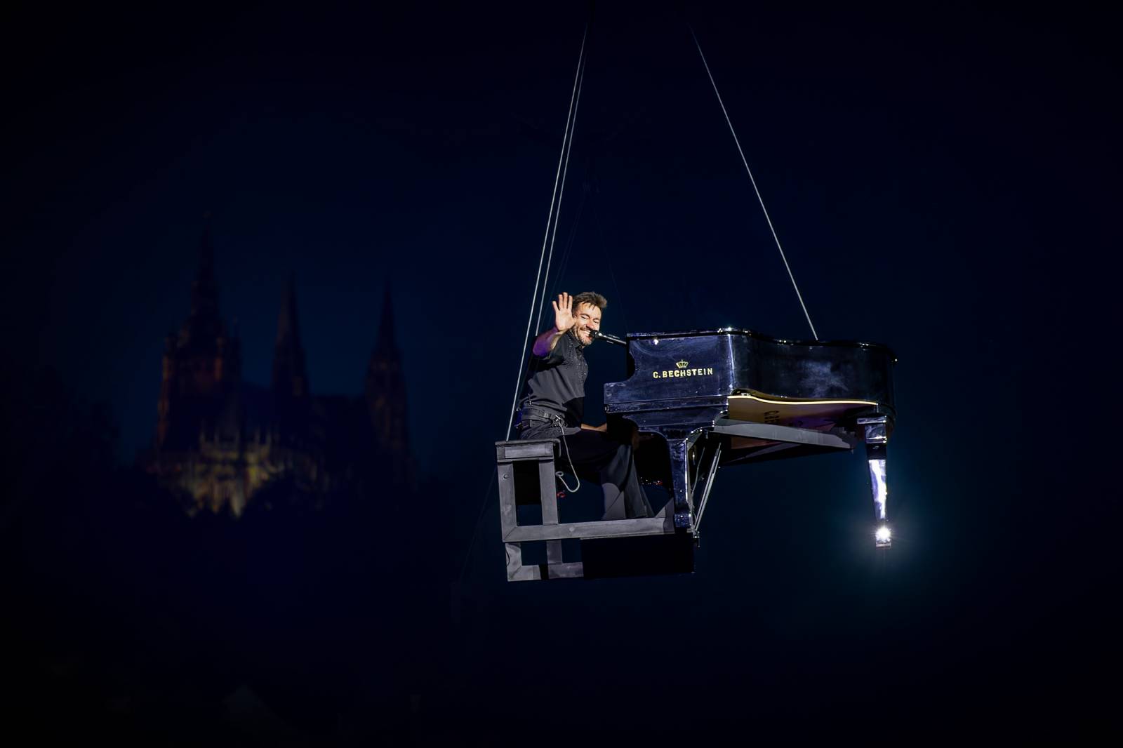 LIVE: Marek Ztracený na Letné roztančil sedmdesát tisíc fanoušků. S klavírem se proletěl nad jejich hlavami a na pódium si přizval i syna