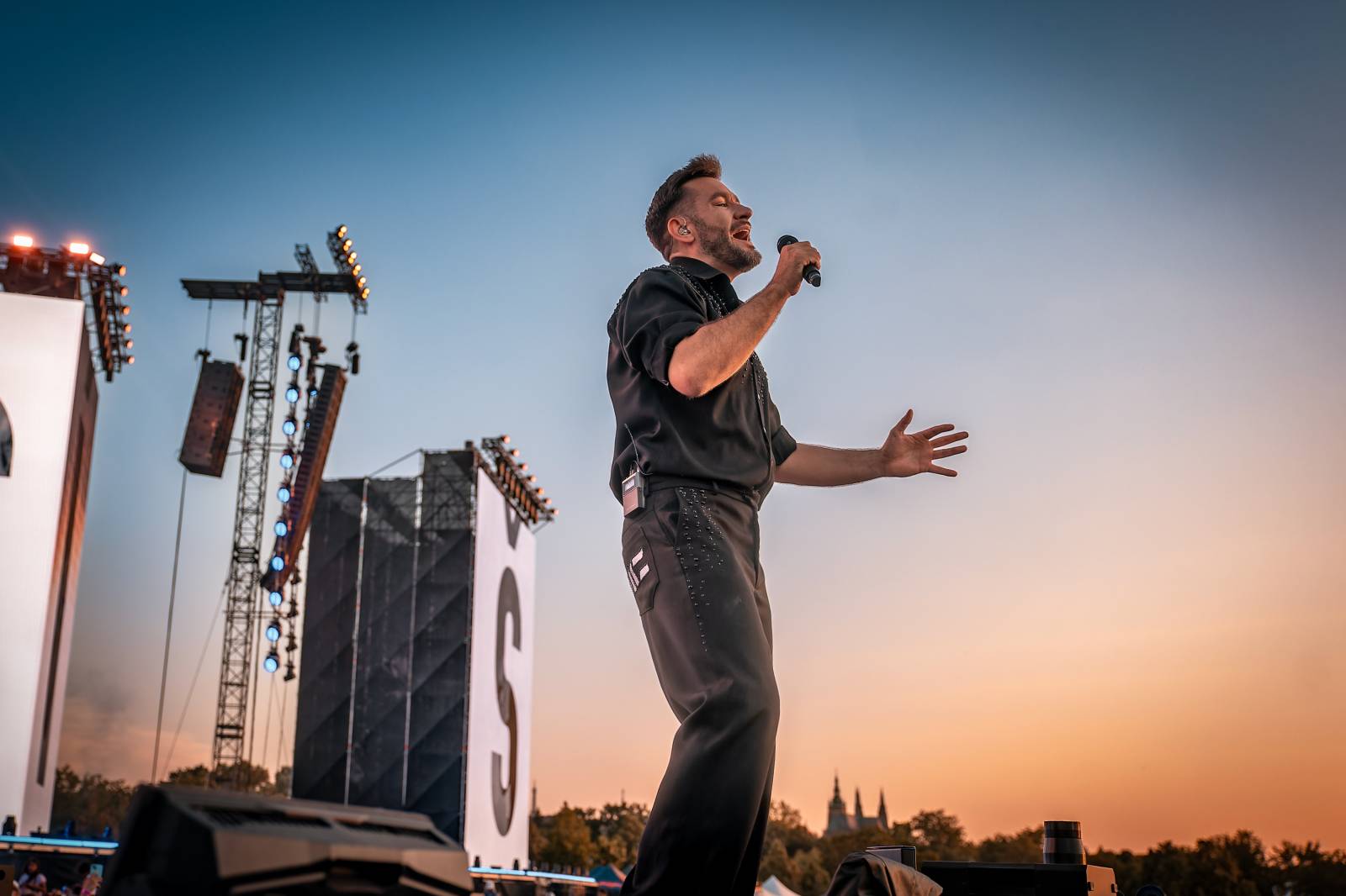 LIVE: Marek Ztracený na Letné roztančil sedmdesát tisíc fanoušků. S klavírem se proletěl nad jejich hlavami a na pódium si přizval i syna