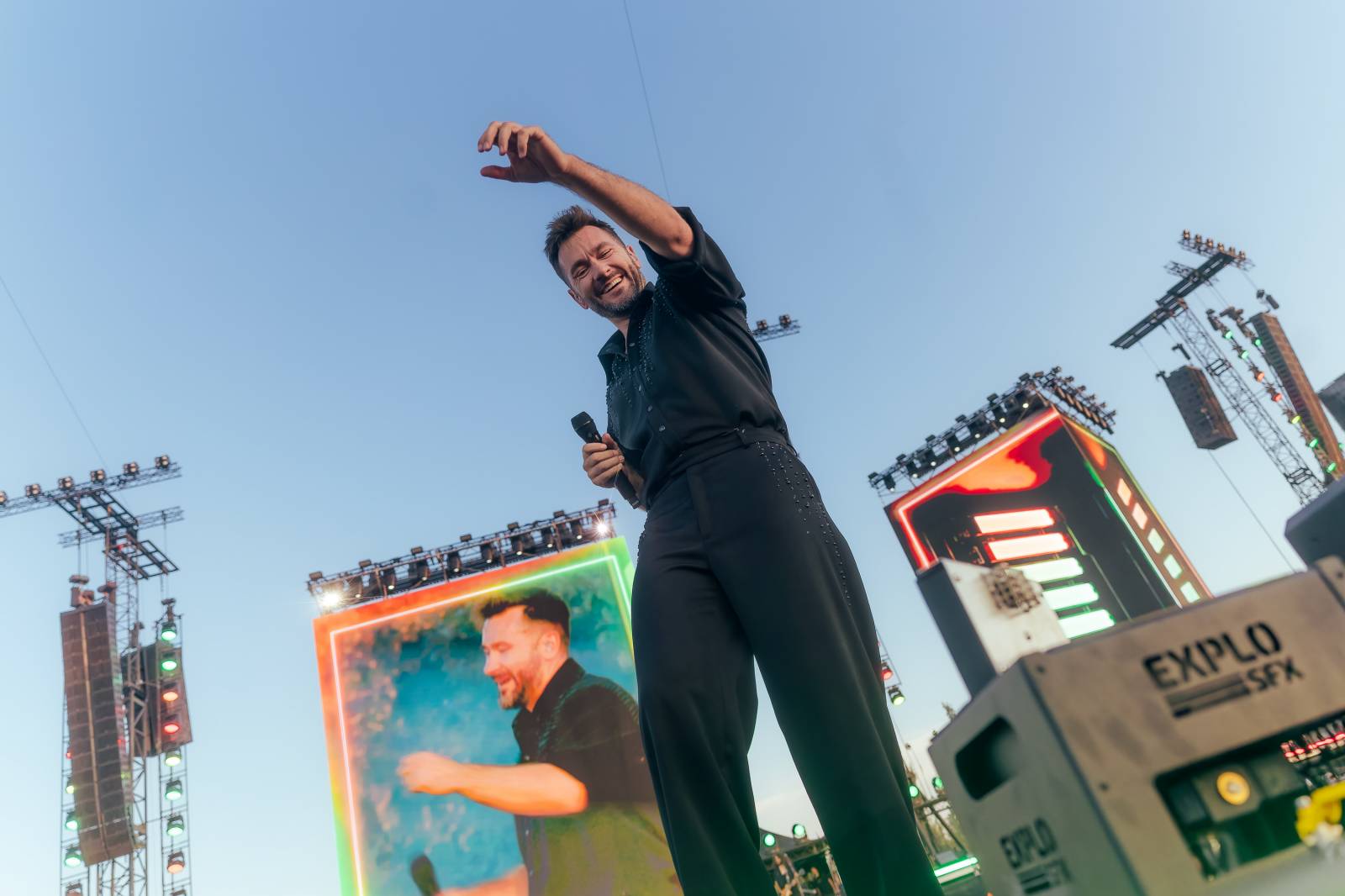 LIVE: Marek Ztracený na Letné roztančil sedmdesát tisíc fanoušků. S klavírem se proletěl nad jejich hlavami a na pódium si přizval i syna