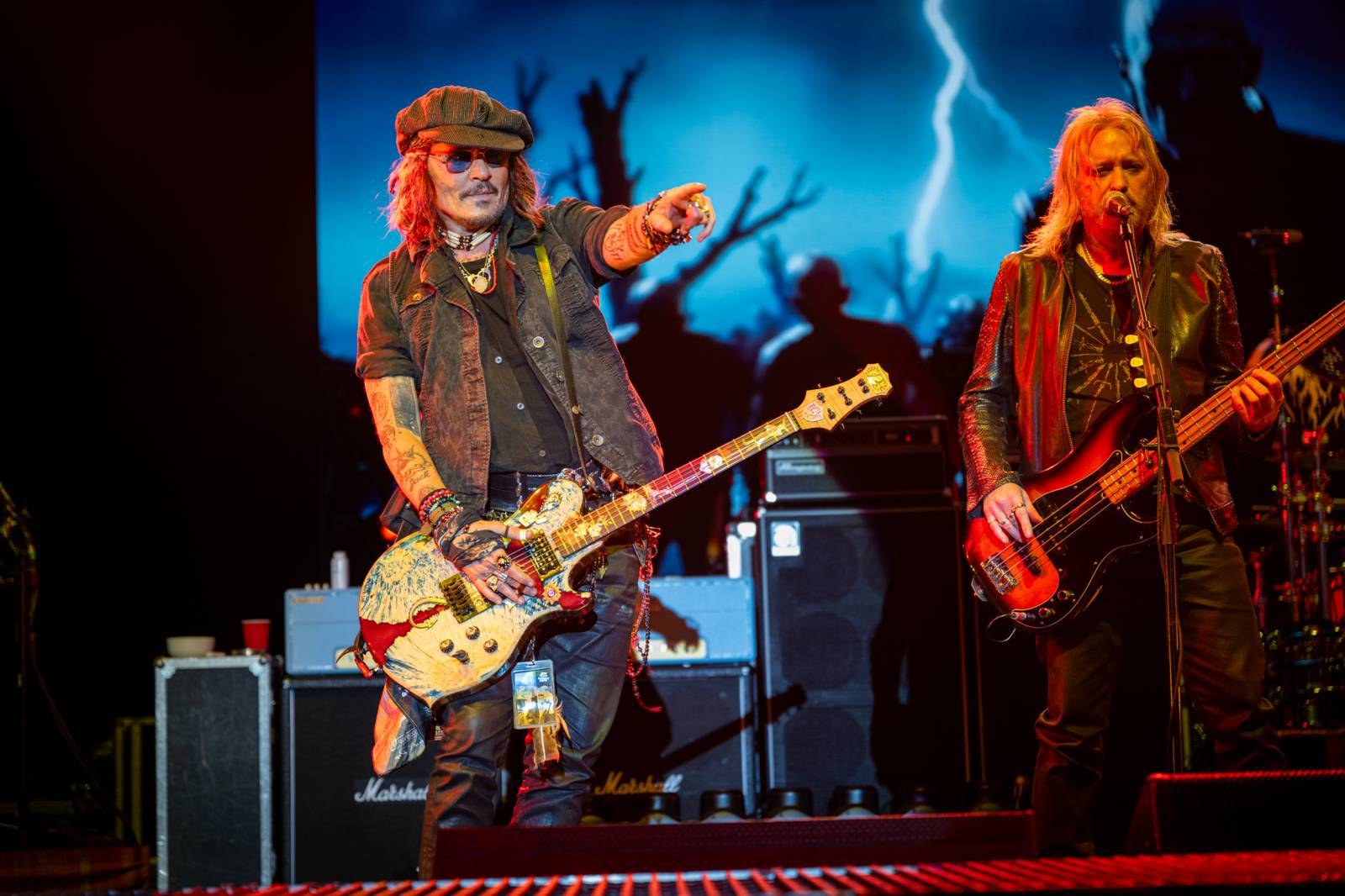 LIVE: Hollywood Vampires si podmanili Prahu. Johnny Depp, Alice Cooper a Joe Perry přenesli fanoušky do rockových časů druhé poloviny minulého století