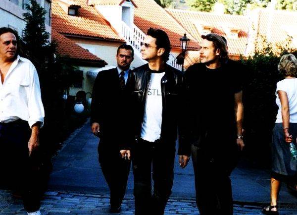 RETRO 90s | I just can't get enough! Depeche Mode proměnili Mnichov v jeden velký kotel, několik fanoušků omdlelo