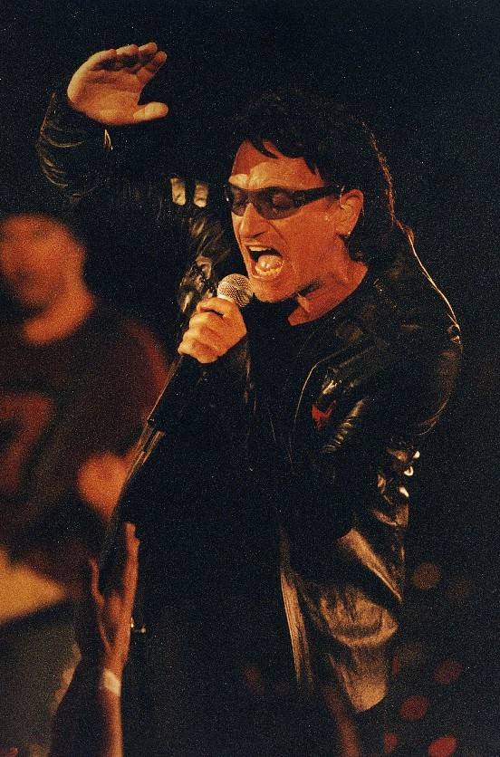 RETRO 2000 | U2 proměnili Vídeň v jeden velký sbor. Patnáct tisíc fanoušků zpívalo každý hit