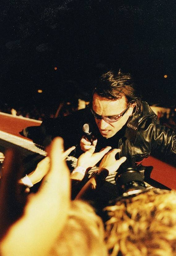 RETRO 2000 | U2 proměnili Vídeň v jeden velký sbor. Patnáct tisíc fanoušků zpívalo každý hit