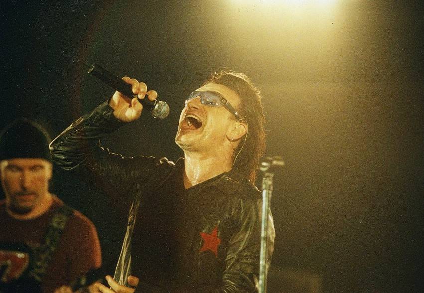 RETRO 2000 | U2 proměnili Vídeň v jeden velký sbor. Patnáct tisíc fanoušků zpívalo každý hit