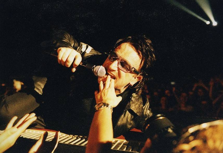 RETRO 2000 | U2 proměnili Vídeň v jeden velký sbor. Patnáct tisíc fanoušků zpívalo každý hit