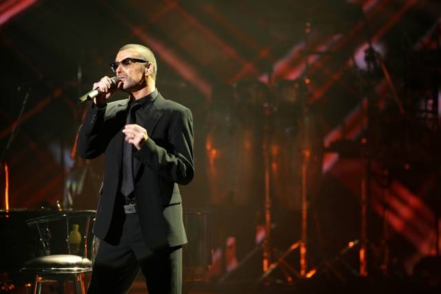 LIVE: George Michael zpíval o sňatcích gayů a svém expříteli