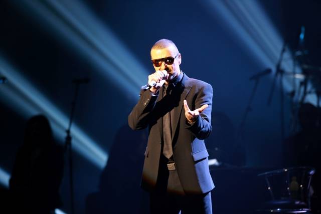 LIVE: George Michael zpíval o sňatcích gayů a svém expříteli