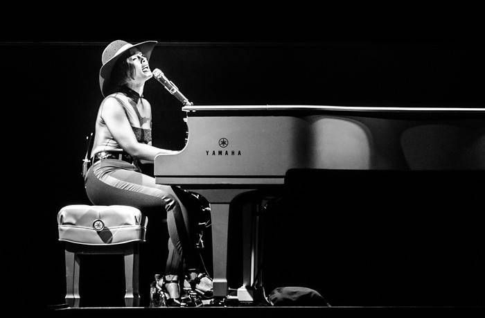 LIVE: Alicia Keys zazpívala v Praze hymnu New Yorku hned dvakrát