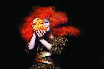 RECENZE: Björk zhudebnila historii vesmíru