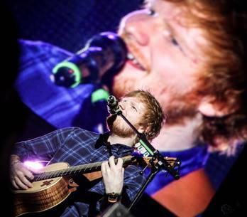 LIVE: Ed Sheeran se Praze postavil jen s kytarou. Obstál?