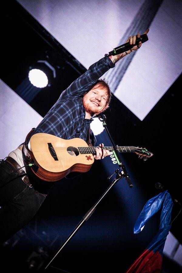 LIVE: Ed Sheeran se Praze postavil jen s kytarou. Obstál?