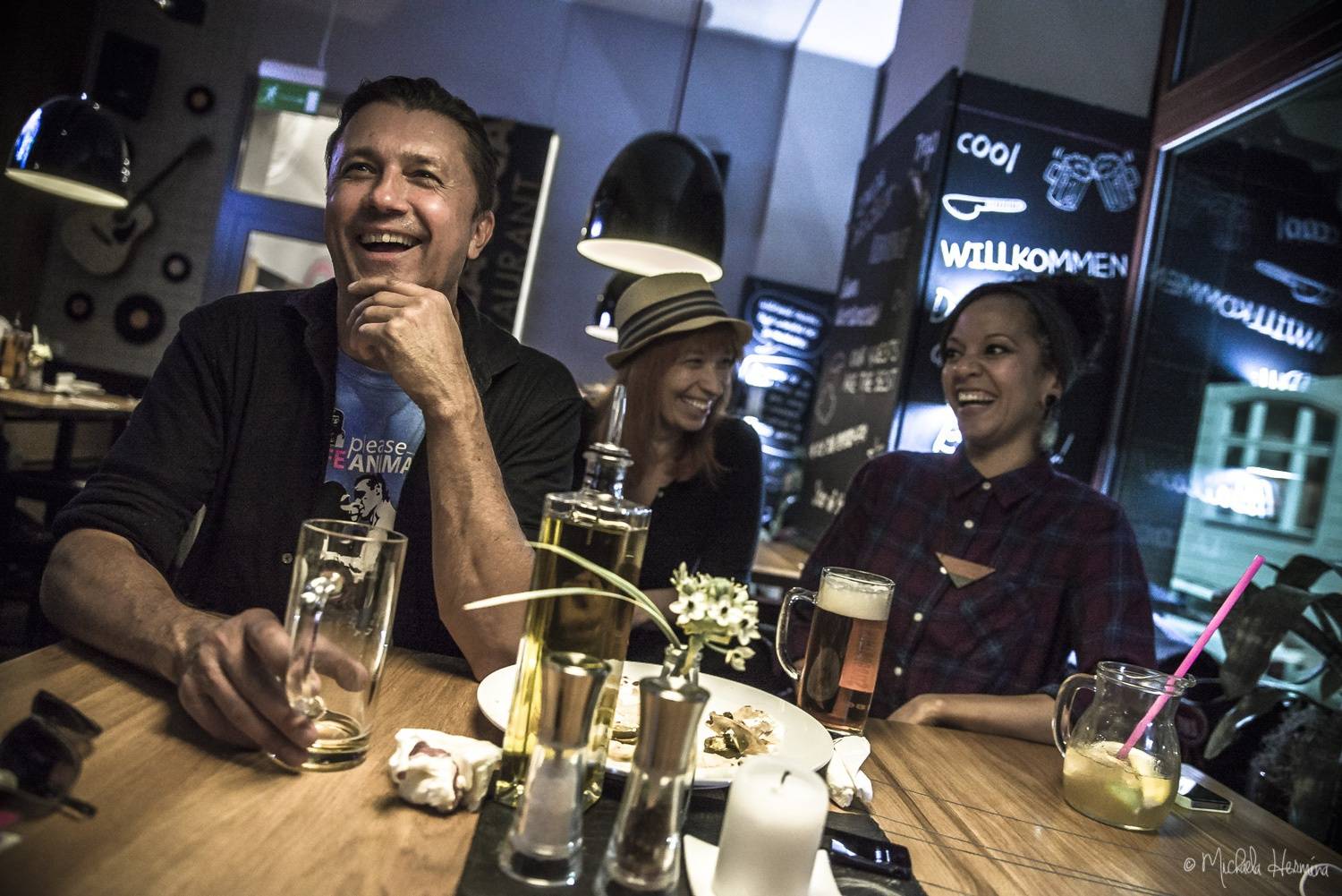 N.O.H.A.: Holky jsou zvědavé, co má MC Chevy pod kiltem!