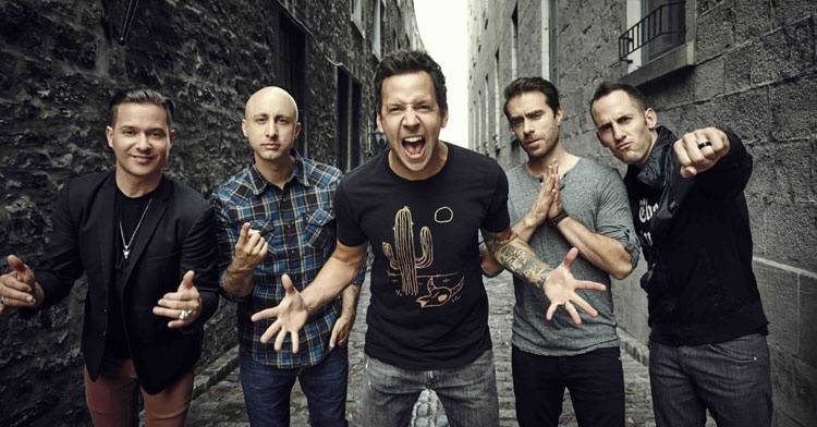 Simple Plan interview: Na turné blbneme, jako bychom pořád byli na střední!