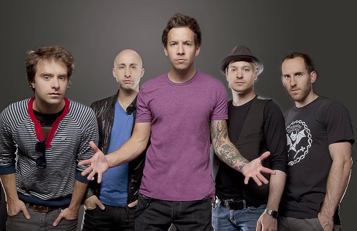 Simple Plan interview: Na turné blbneme, jako bychom pořád byli na střední!