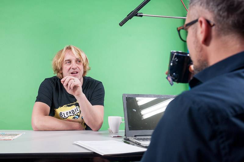 VIDEOROZHOVOR: Márdi (Vypsaná Fixa): Skákání fanoušků z pódia ke koncertům patří, problém je, že to lidi přestávají umět