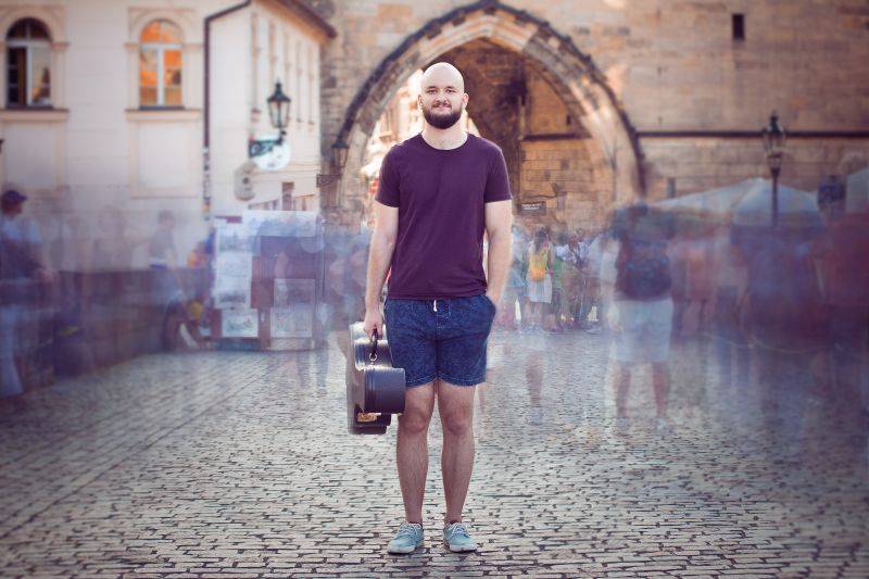 Pokáč interview: Průvodce jeho prvním albem Vlasy v sedmnácti písních