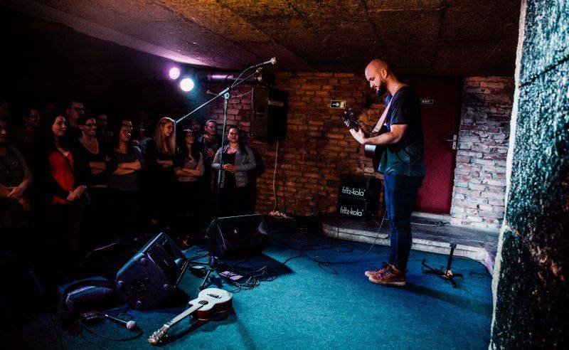 Pokáč interview: Průvodce jeho prvním albem Vlasy v sedmnácti písních