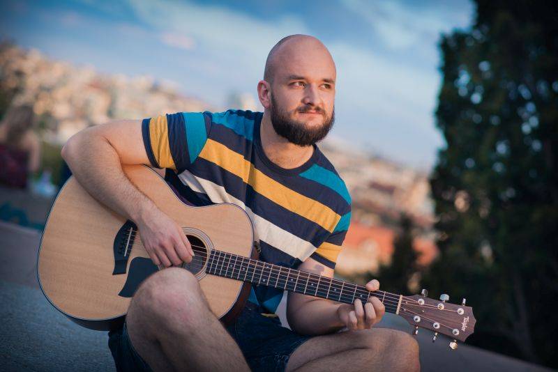 Pokáč interview: Průvodce jeho prvním albem Vlasy v sedmnácti písních