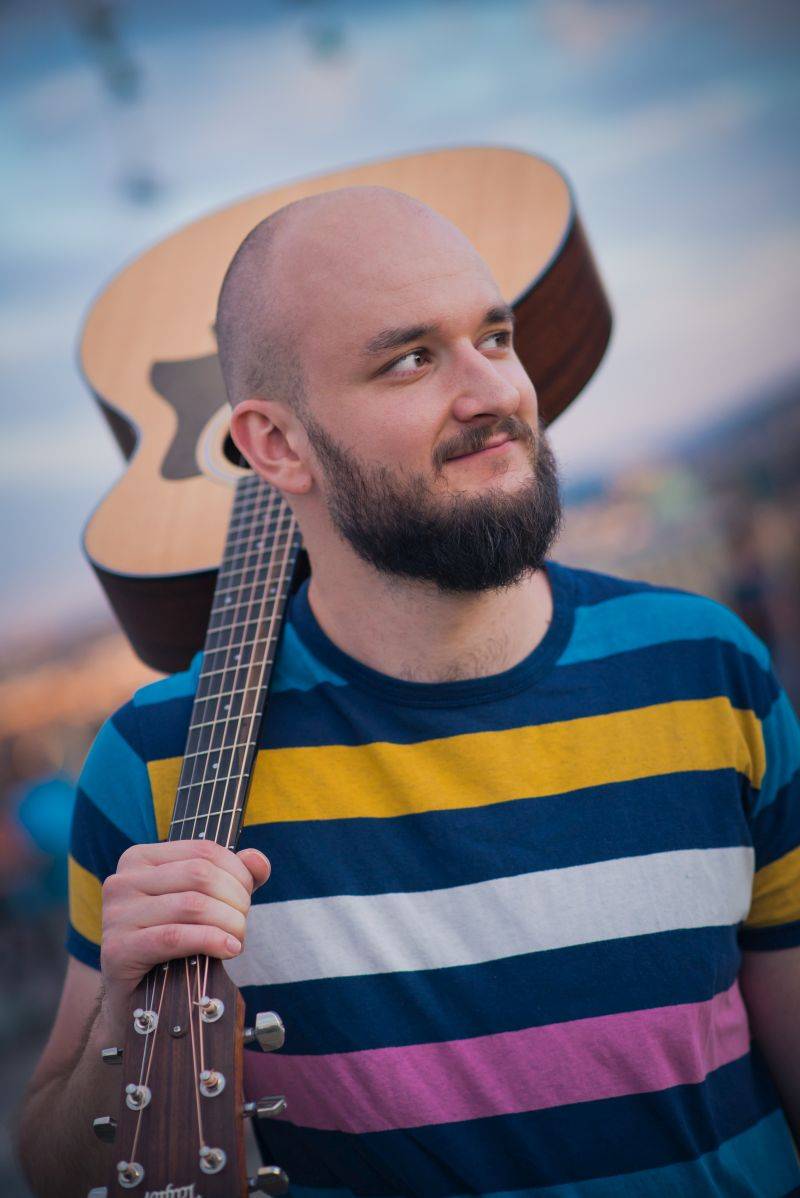 Pokáč interview: Průvodce jeho prvním albem Vlasy v sedmnácti písních