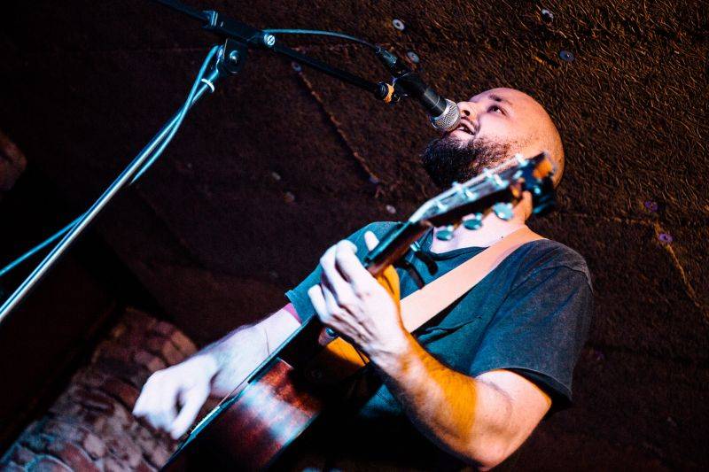 Pokáč interview: Průvodce jeho prvním albem Vlasy v sedmnácti písních