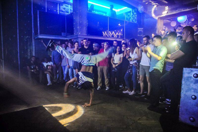 DJ Kwé a tým Radosti FX: Snažíme se jít ruku v ruce s trendy a udržet si dobré jméno na pražské klubové scéně