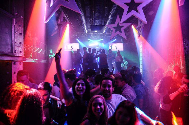 DJ Kwé a tým Radosti FX: Snažíme se jít ruku v ruce s trendy a udržet si dobré jméno na pražské klubové scéně