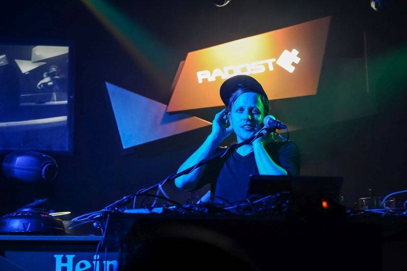 DJ Kwé a tým Radosti FX: Snažíme se jít ruku v ruce s trendy a udržet si dobré jméno na pražské klubové scéně