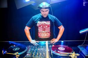 DJ Kwé a tým Radosti FX: Snažíme se jít ruku v ruce s trendy a udržet si dobré jméno na pražské klubové scéně