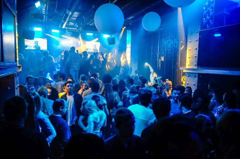 DJ Kwé a tým Radosti FX: Snažíme se jít ruku v ruce s trendy a udržet si dobré jméno na pražské klubové scéně