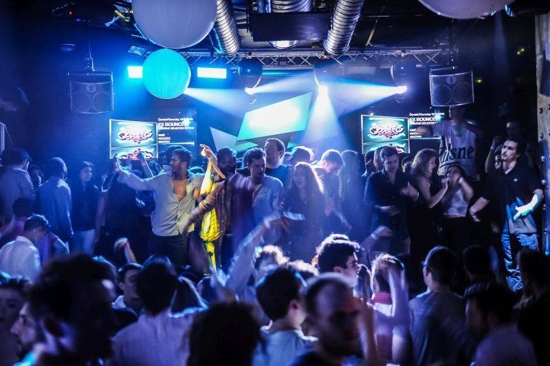 DJ Kwé a tým Radosti FX: Snažíme se jít ruku v ruce s trendy a udržet si dobré jméno na pražské klubové scéně