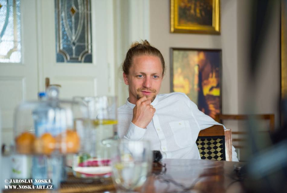 VIDEOROZHOVOR: Tomáš Klus o novém albu SpOlu (I.) - Jsem jako houser, písničky si musím vysedět