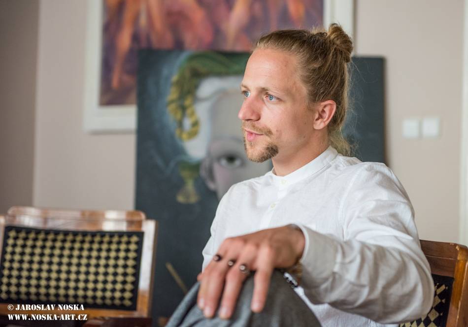 VIDEOROZHOVOR: Tomáš Klus (II.): Co nejbláznivějšího jsem kdy udělal? Poznal jsem svoji ženu a požádal ji o ruku