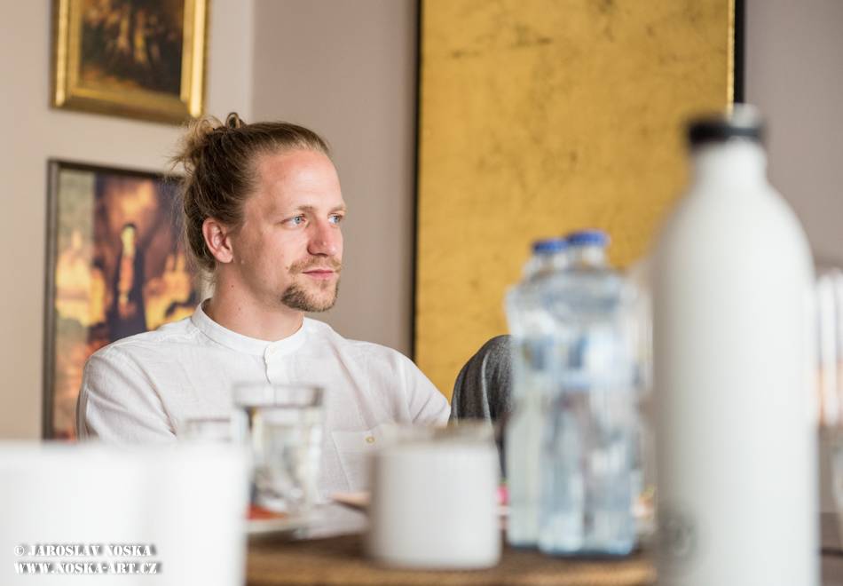 VIDEOROZHOVOR: Tomáš Klus (II.): Co nejbláznivějšího jsem kdy udělal? Poznal jsem svoji ženu a požádal ji o ruku