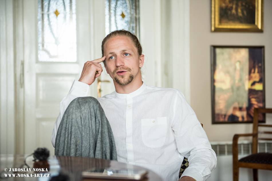 VIDEOROZHOVOR: Tomáš Klus (II.): Co nejbláznivějšího jsem kdy udělal? Poznal jsem svoji ženu a požádal ji o ruku