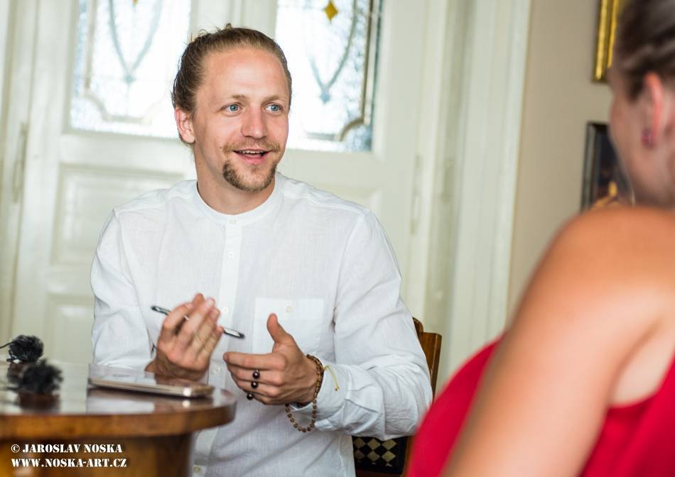 VIDEOROZHOVOR: Tomáš Klus (III.) - Hudba polidšťuje, na koncertech ve věznicích jsem čelil vlastním předsudkům