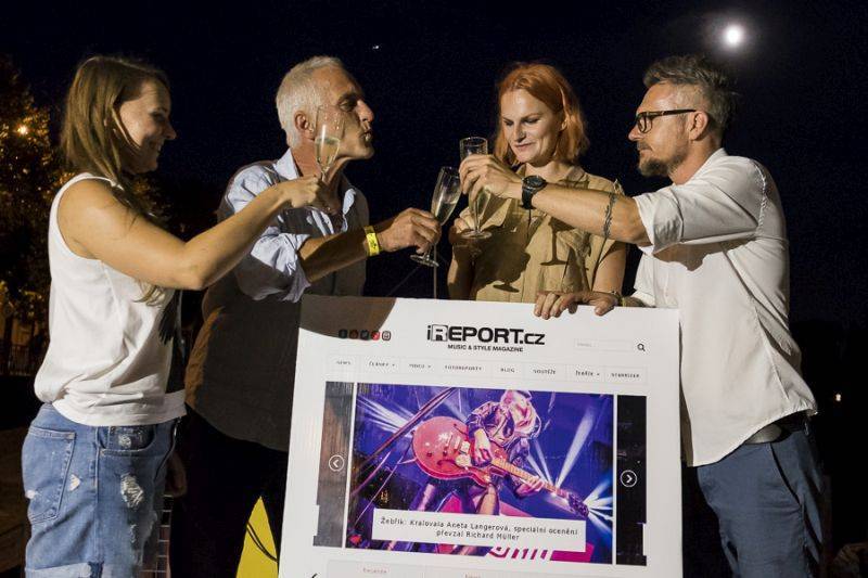 Na palubě Cargo Gallery oslavil v roce 2017 iREPORT své 26. narozeniny. Gratulovat přišli i Tomáš Hanák a Iva Pazderková. Foto: Marek Holoubek