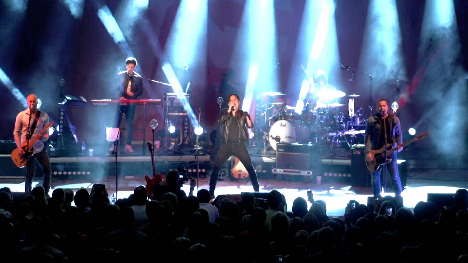 RECENZE: Chinaski šli s kůží na trh. Natočili upřímný dokument, ve kterém účinkují i bývalí členové