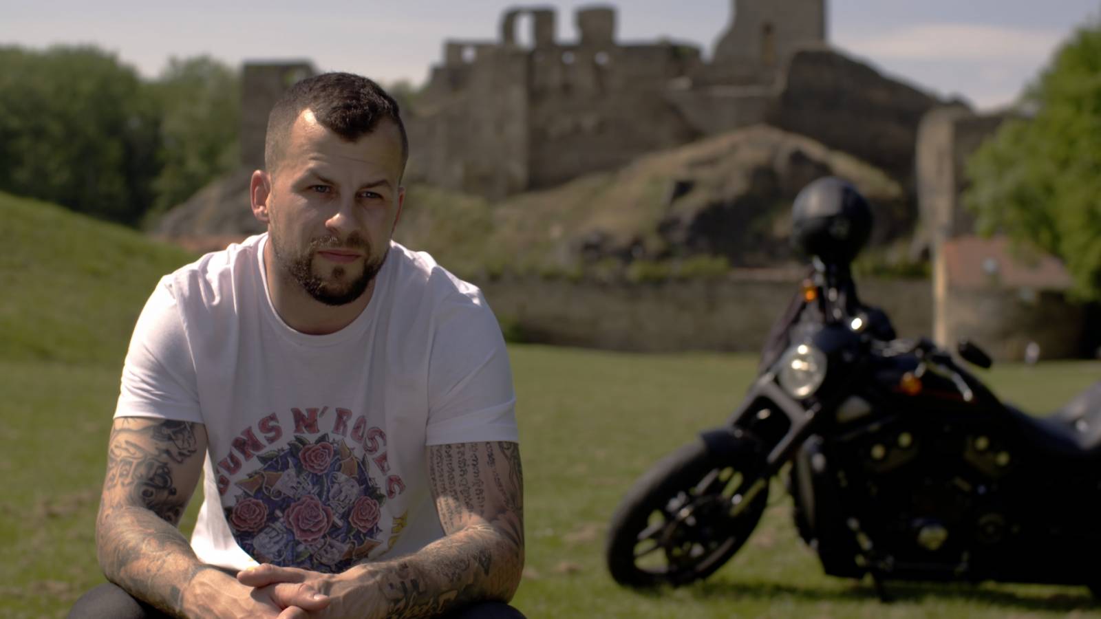 RECENZE: Chinaski šli s kůží na trh. Natočili upřímný dokument, ve kterém účinkují i bývalí členové