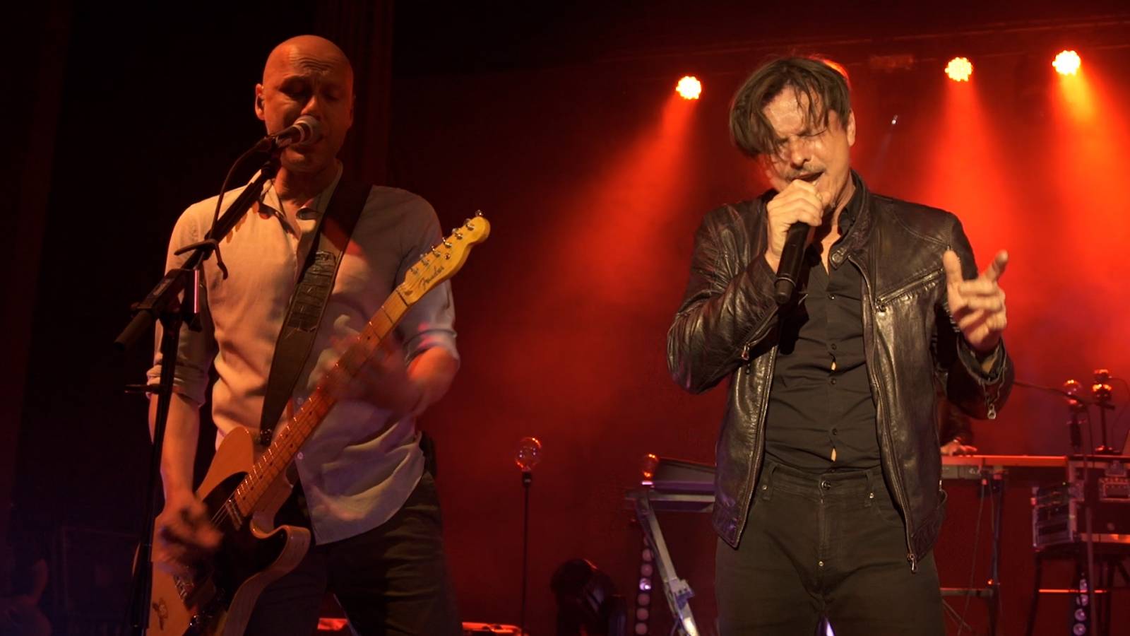 RECENZE: Chinaski šli s kůží na trh. Natočili upřímný dokument, ve kterém účinkují i bývalí členové