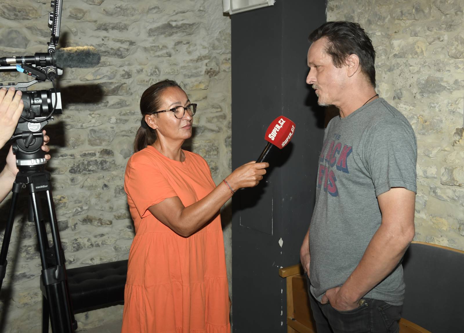 RECENZE: Chinaski šli s kůží na trh. Natočili upřímný dokument, ve kterém účinkují i bývalí členové