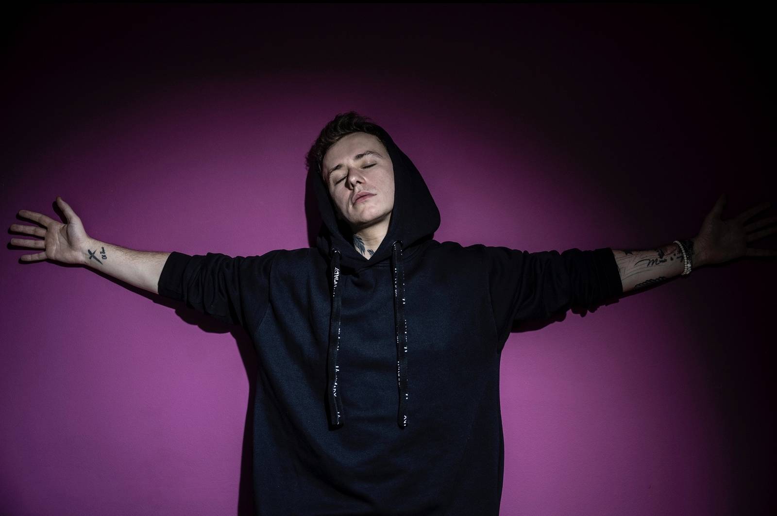 ROZHOVOR | Vojtěch Drahokoupil: Muzika mi zachránila život. Je mi líto, jak skrze ni dokáže někdo říkat nesmysly