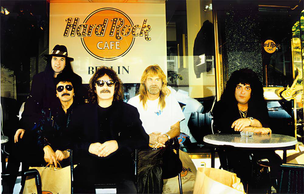 RETRO 90s | V šatně s Black Sabbath. Rozhovor s Tonym Martinem a Bobbym Rondinellim po pražské show v roce 1994