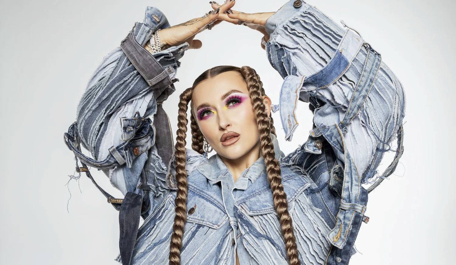 ROZHOVOR | Sharlota: Baví mě bourat žánry. Extravagance bych se nedokázala vzdát