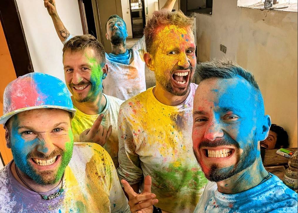 ROZHOVOR | Five O’clock Tea: Natáčení Barevných světů byla barevná logistika level hardcore